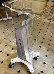 AKRILNI STALAK ZA SKIN BOOSTER VITAL INJECTOR™ 2 (EUNSUNG)-  Elegantan akrilni stalak, dizajniran za profesionalno postavljanje i stabilnost uređaja